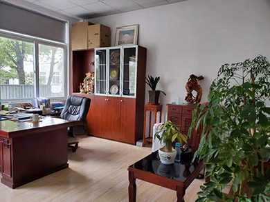 APMジャパン株式会社が契約しているOEM/ODMの縫製工場（南通伯瑞特服装有限公司）の執務室の写真です。