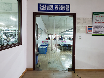 縫製工場の裁断室への入り口の写真です。