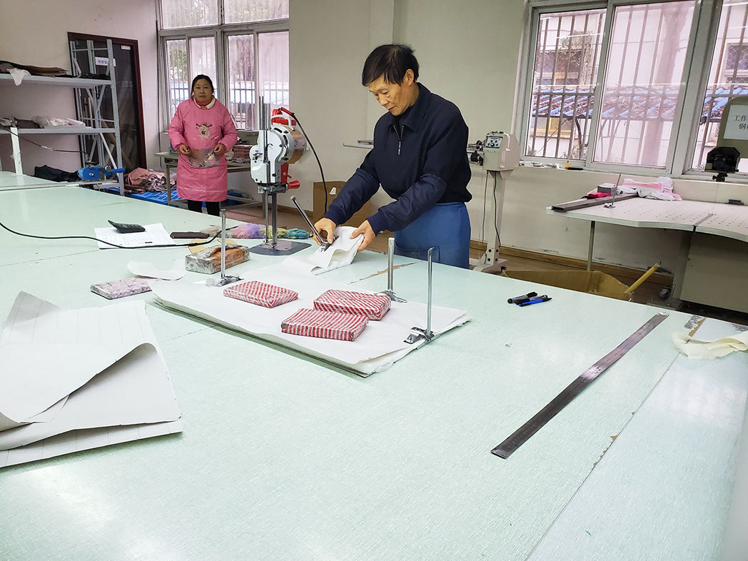 APMジャパン株式会社が契約しているOEM/ODM生産工場のて裁断の様子です。