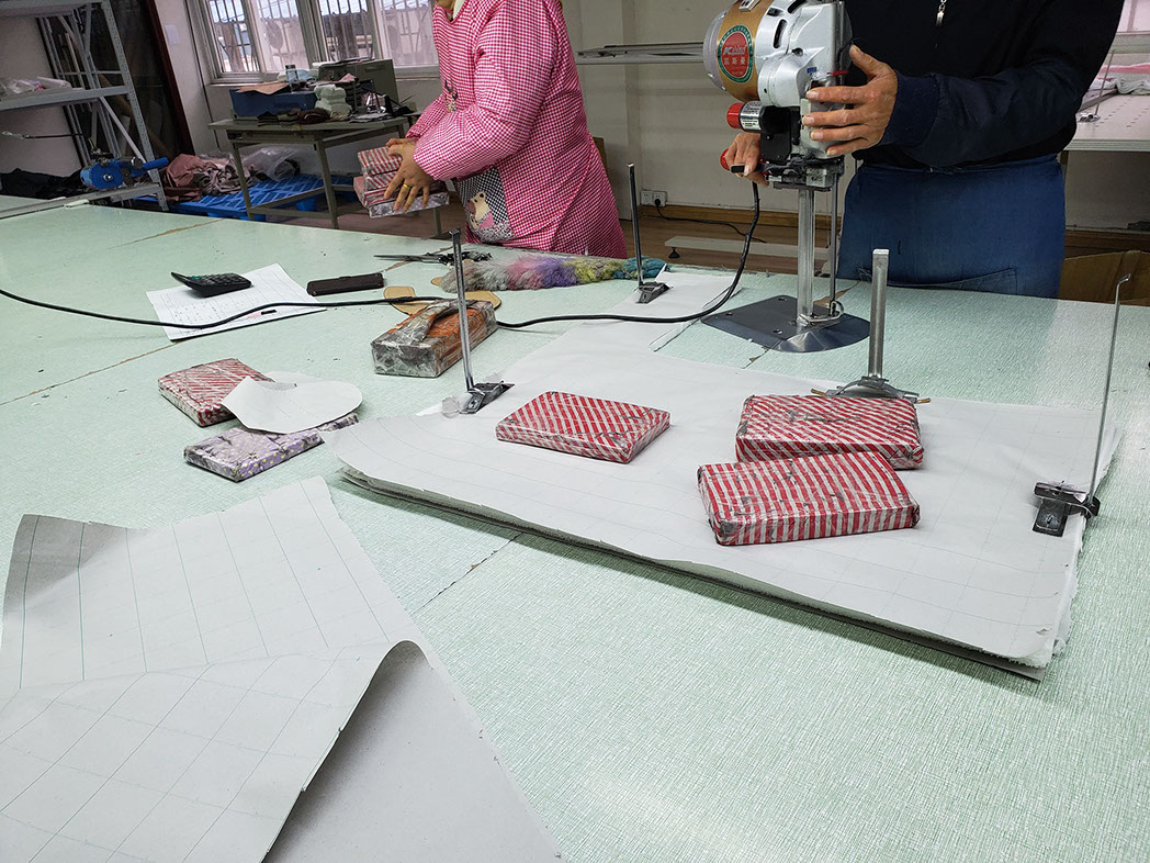 APMジャパン株式会社が契約しているOEM/ODM生産工場のて裁断の様子です。