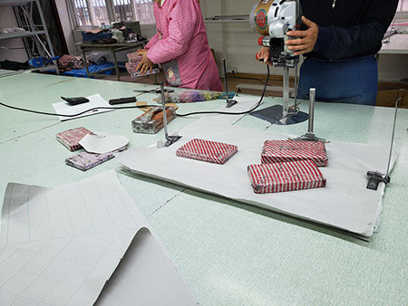 APMジャパン株式会社が契約しているOEM/ODM生産工場のて裁断の様子です。