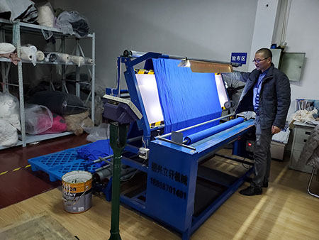 APMジャパン株式会社が契約しているOEM/ODM生産工場の検反機の様子です。